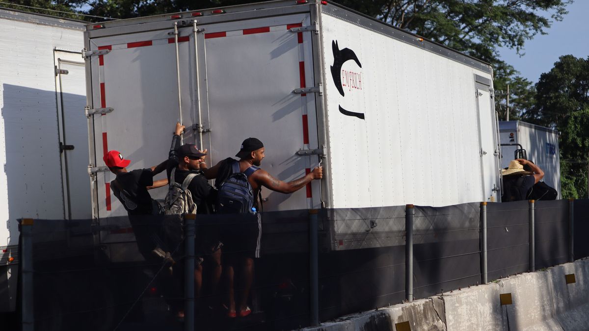 Hallan a 343 migrantes, 103 menores, en el interior de un tráiler abandonado en México