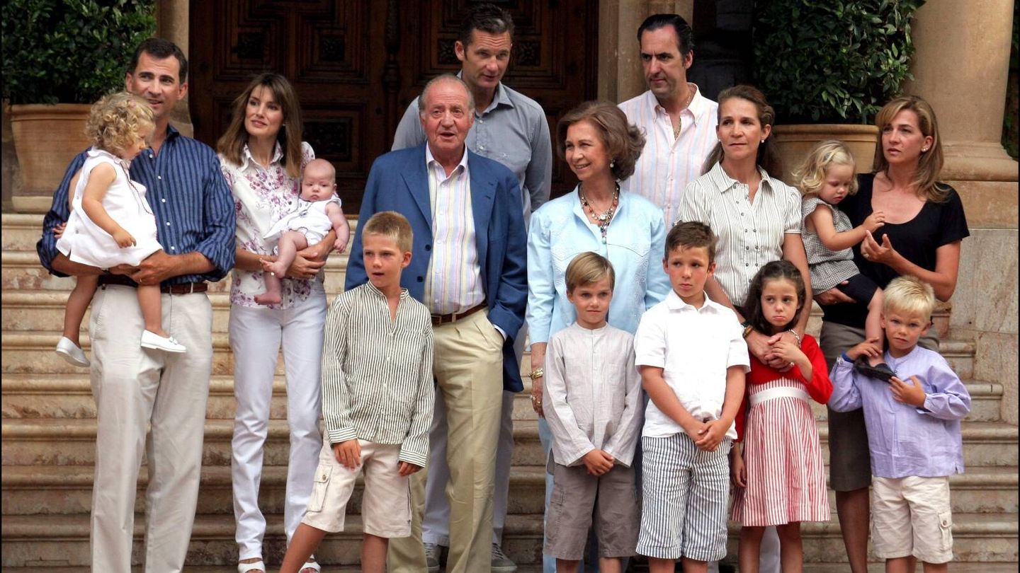 La reina Sofía, junto a su familia en el verano de 2013 en Mallorca. (Gtres)