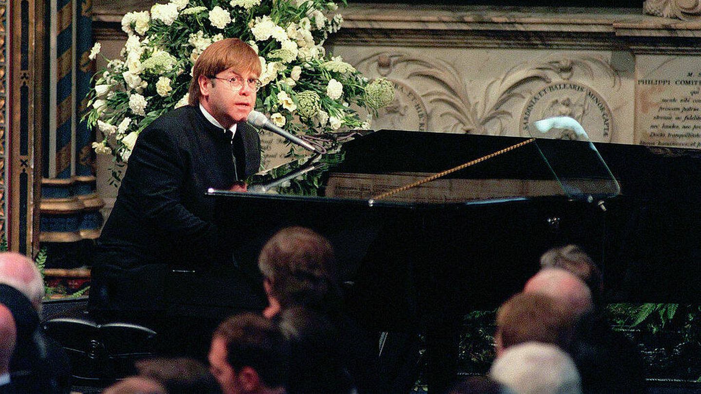Elton John, cantando el el funeral de Lady Di. (Getty)