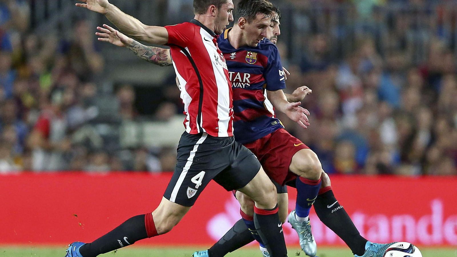 Foto: Laporte, ante Messi, en la vuelta de la Supercopa de España (EFE)