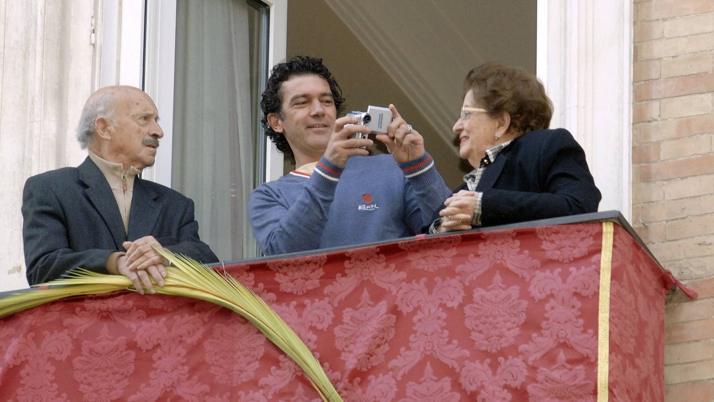 Antonio junto a sus padres en Málaga. (Gtres)