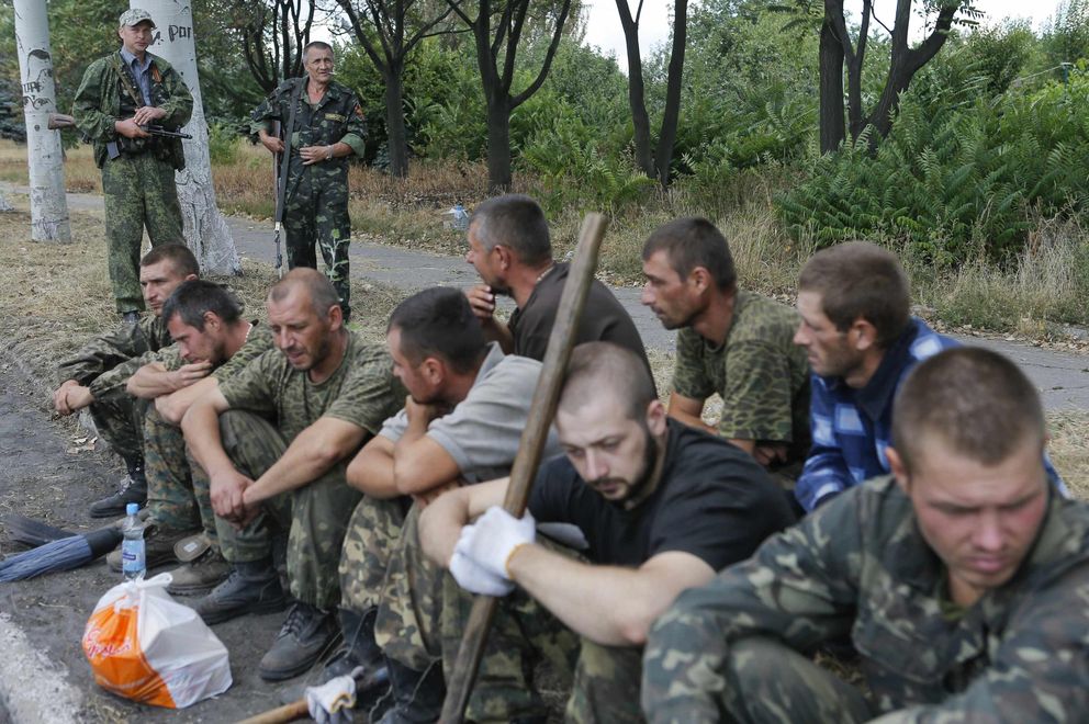 Soldados ucranianos en poder de los rebeldes en la ciudad de Snezhnoye, en Donétsk (Reuters).