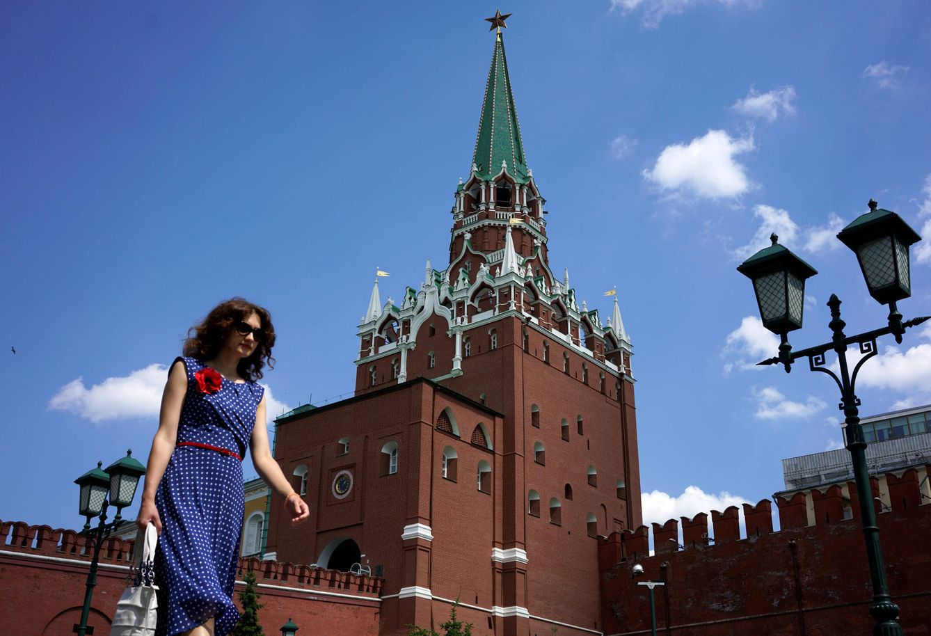 Una mujer rusa pasea por el Jardín de Alexander, en Moscú, en junio de 2016. (Reuters)