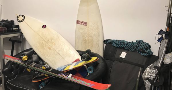 Foto: Tablas de surf, entre los objetos deportivos de la subasta. (EC)