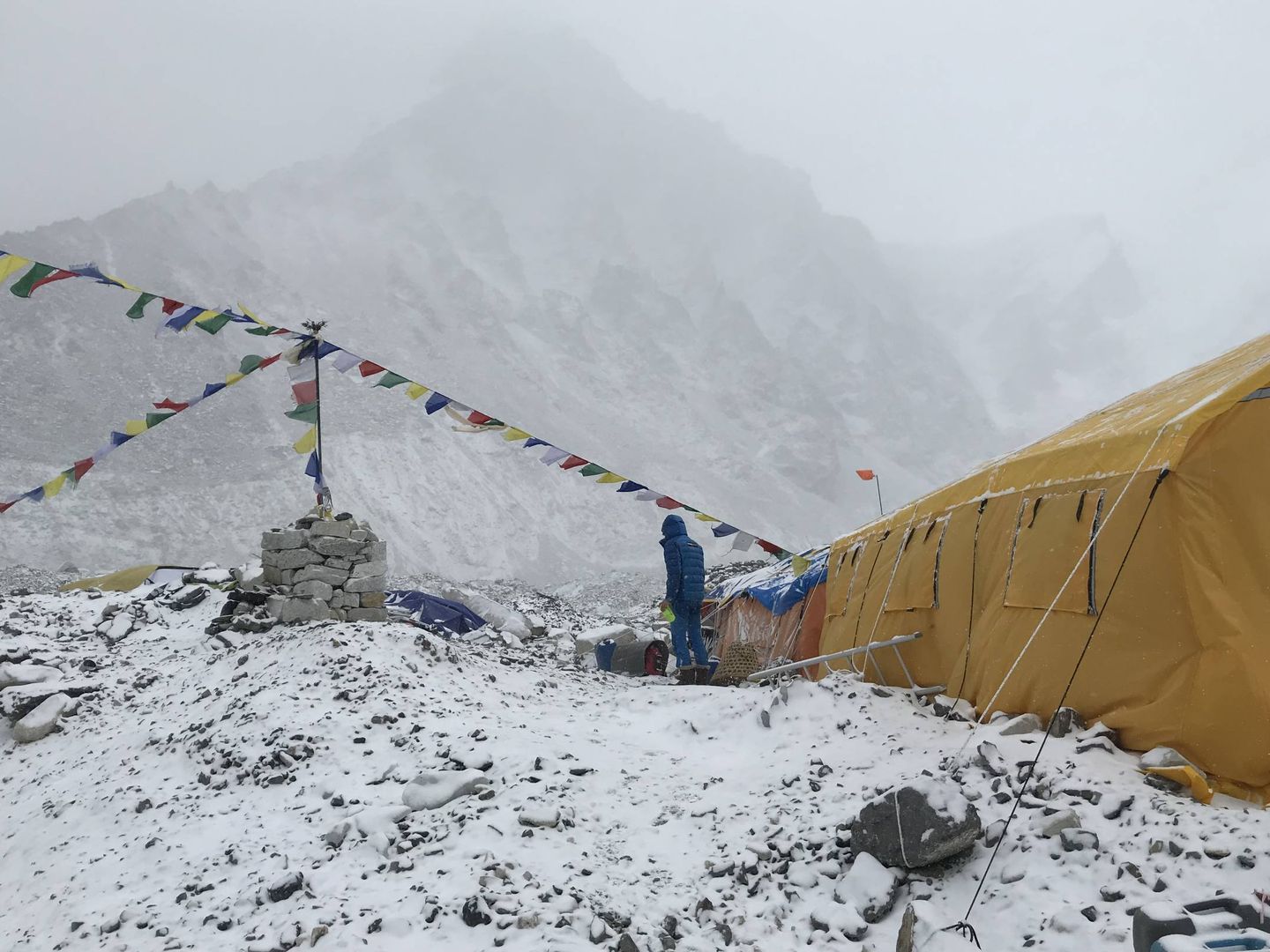 Vista del Campo base del Everest cubierto por la nieve.