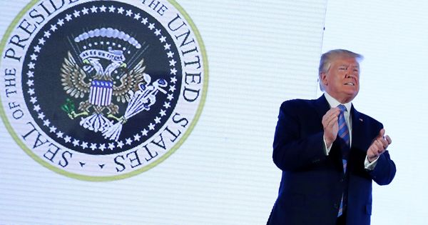 Foto: Trump pronuncia su discurso sin reparar en el escudo alterado. (Reuters)