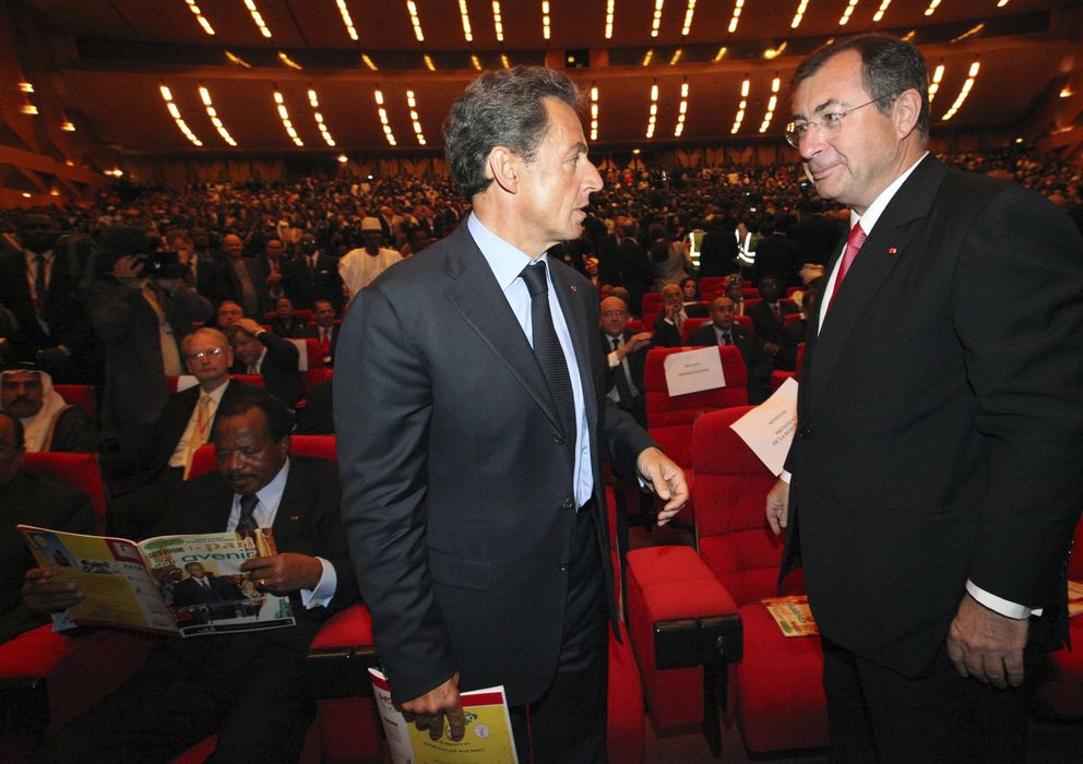 Foto: Martin Bouygues junto a Nicolas Sarkozy durante la investidura del presidente Alassane Quattara en Costa de Marfil (Reuters).