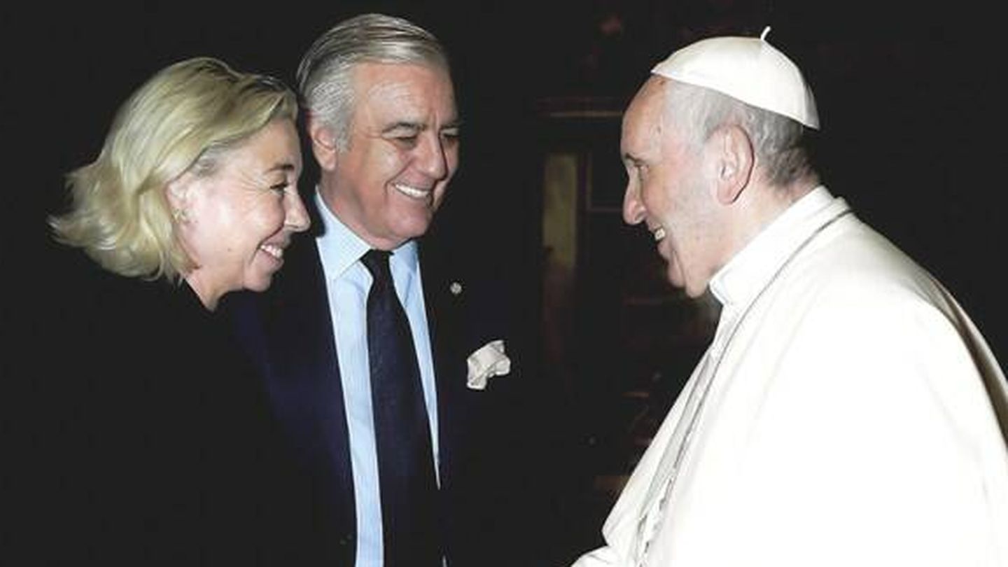 El matrimonio formado por Antonio Camuñas y María Escudero, con el papa Francisco. (Cortesía)