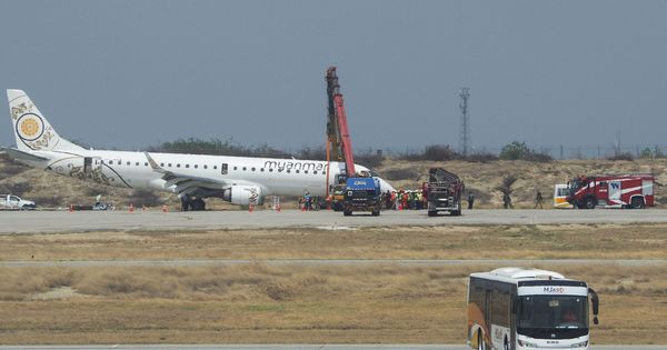 Foto: Aeronave de Myanmar Airways que ha tenido que aterrizar de emergencia. (EFE)