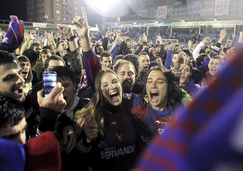 Foto: Los jugadores y aficionados del Eibar celebran el ascenso a Primera en Ipurúa.