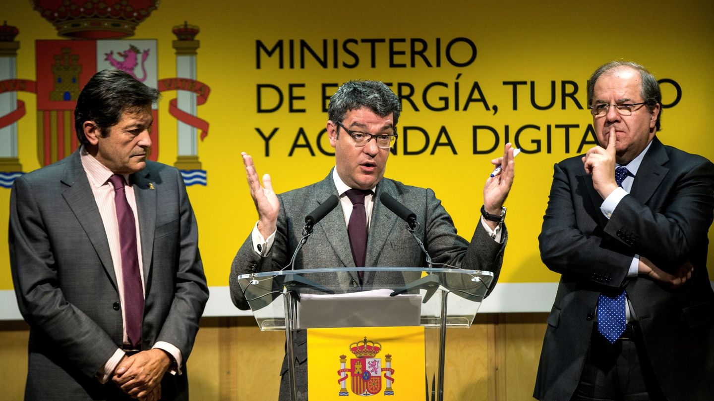 El ministro de Energía Álvaro Nadal (c), acompañado por el presidente de Castilla y León Juan Vicente Herrera (d) y el presidente de Asturias Javier Fernández (i). (EFE)
