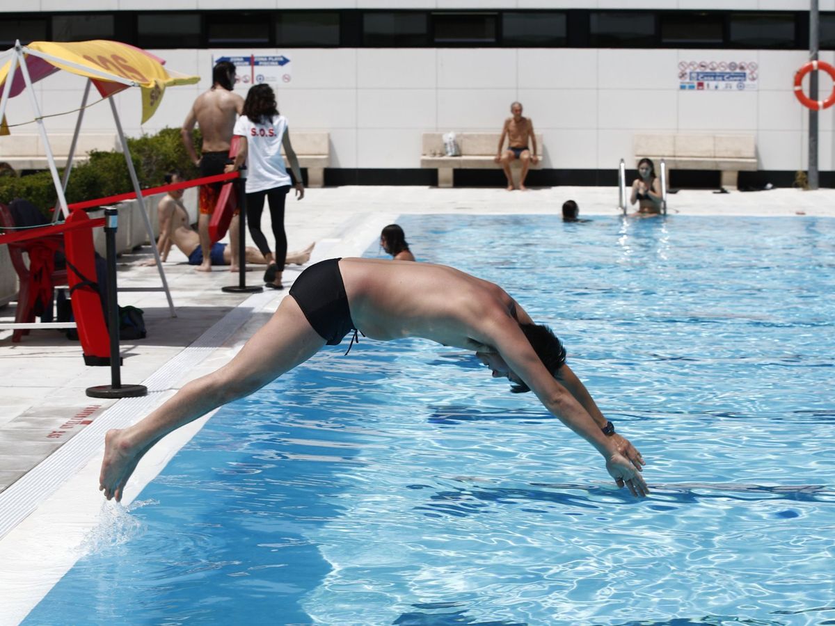 Foto: Las piscinas municipales de Madrid abren este sábado, 13 de mayo. (EFE/Javier López)