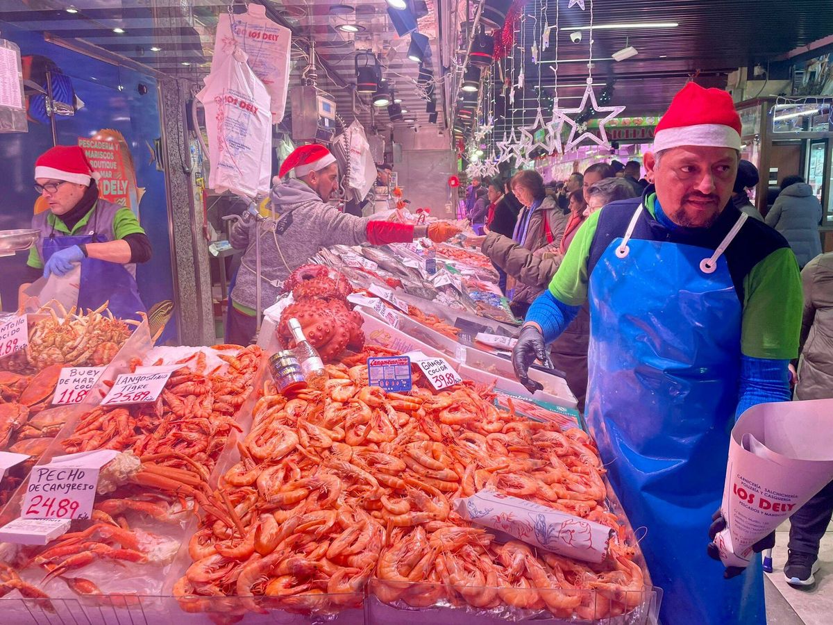 Foto: Puesto de mariscos en el Mercado de Maravillas (Madrid) esta semana. (J. L. Losa)