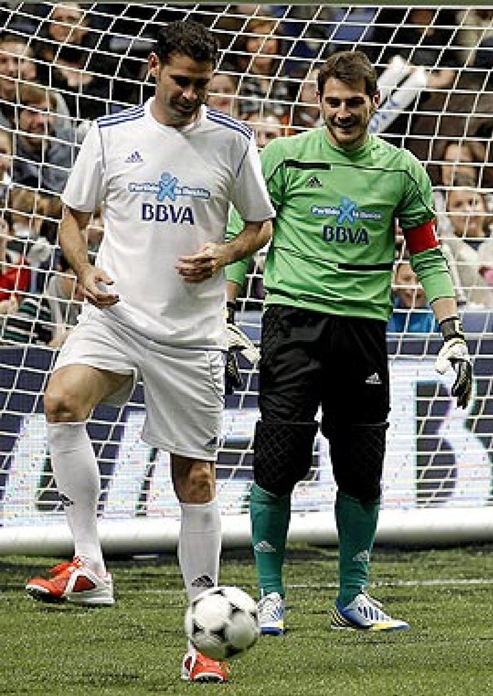 Foto: Florentino Pérez baja al vestuario tras el partido para reunirse con Casillas