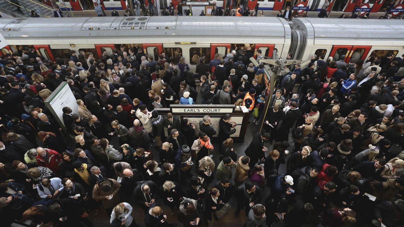 Foto: El metro de Londres en hora punta está abarrotado. (Reuters)