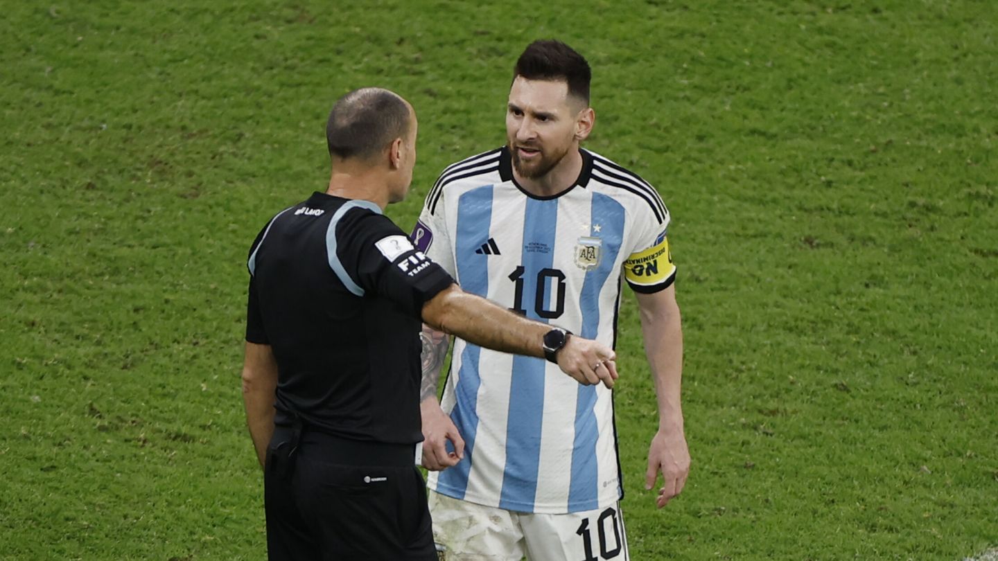 Messi discute con Mateu Lahoz. (EFE/Alberto Estevez)