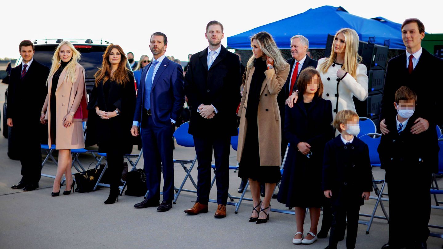Hijos, consortes y nietos de Donald Trump, en la base Andrews. (Reuters)