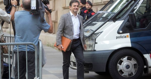 Foto: El exdirigente de CDC Oriol Pujol, a su llegada esta mañana a la Audiencia de Barcelona. (EFE)
