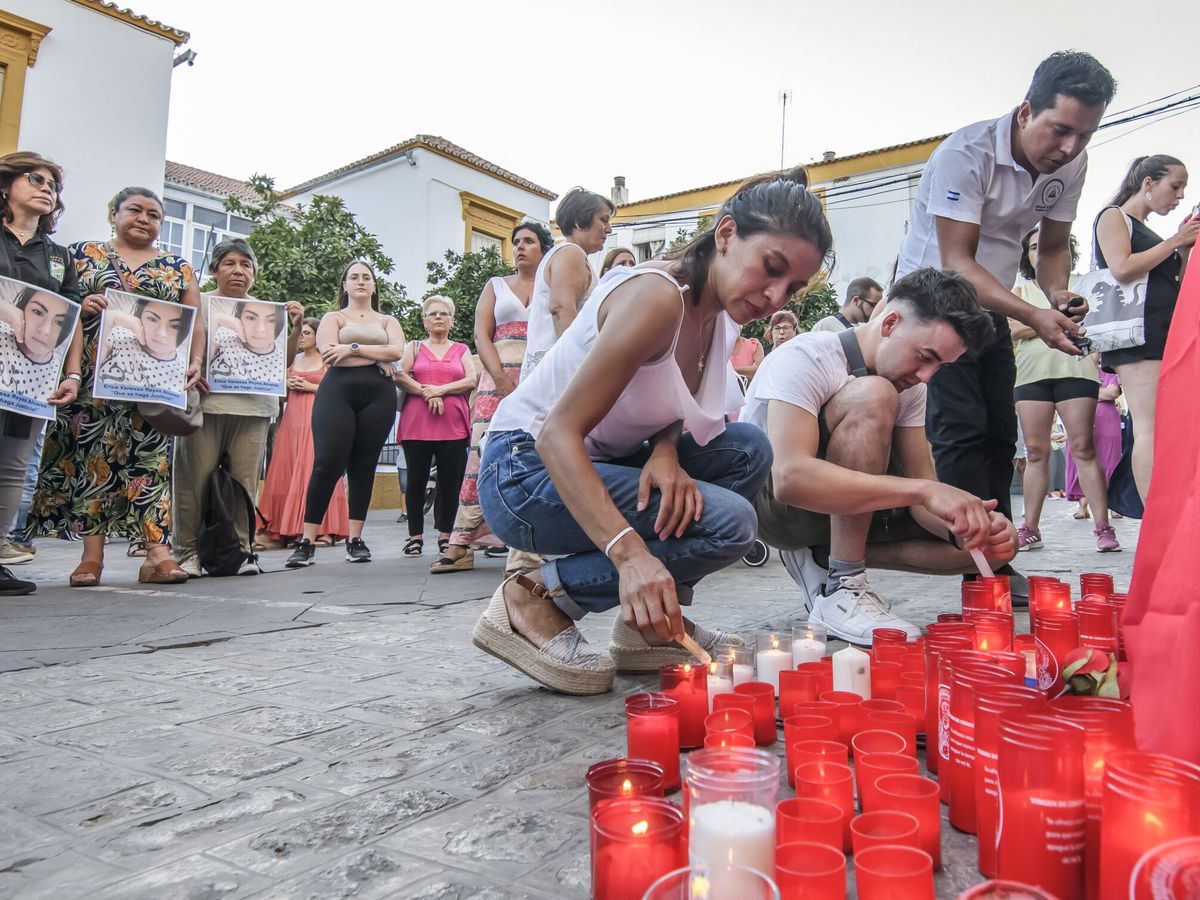 Foto: Vecinos de utrera recuerdan a la joven asesinada. (EFE/Raúl Caro)