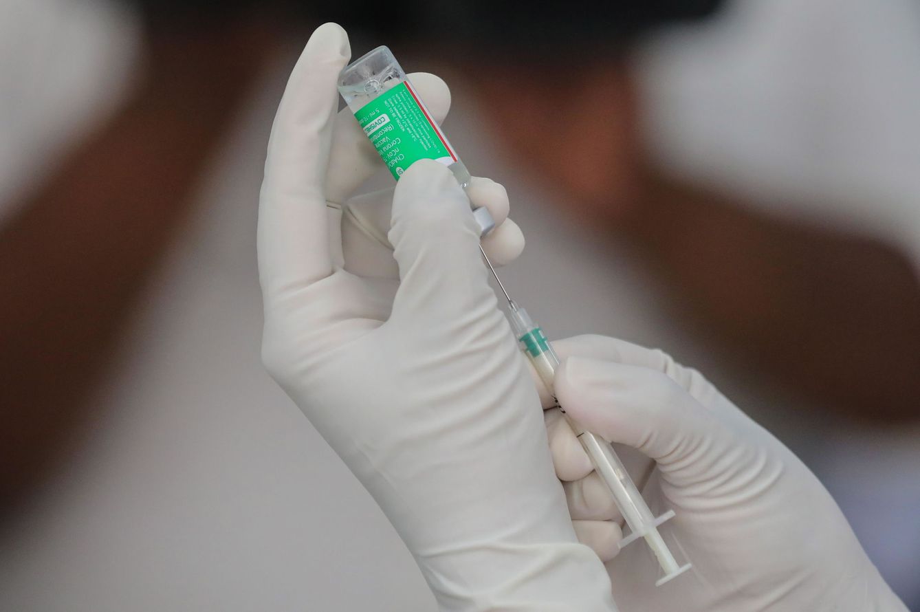 Una enfermera se prepara para inyectar una dosis de la vacuna de Oxford-AstraZeneca en Sri Lanka. (EPA)