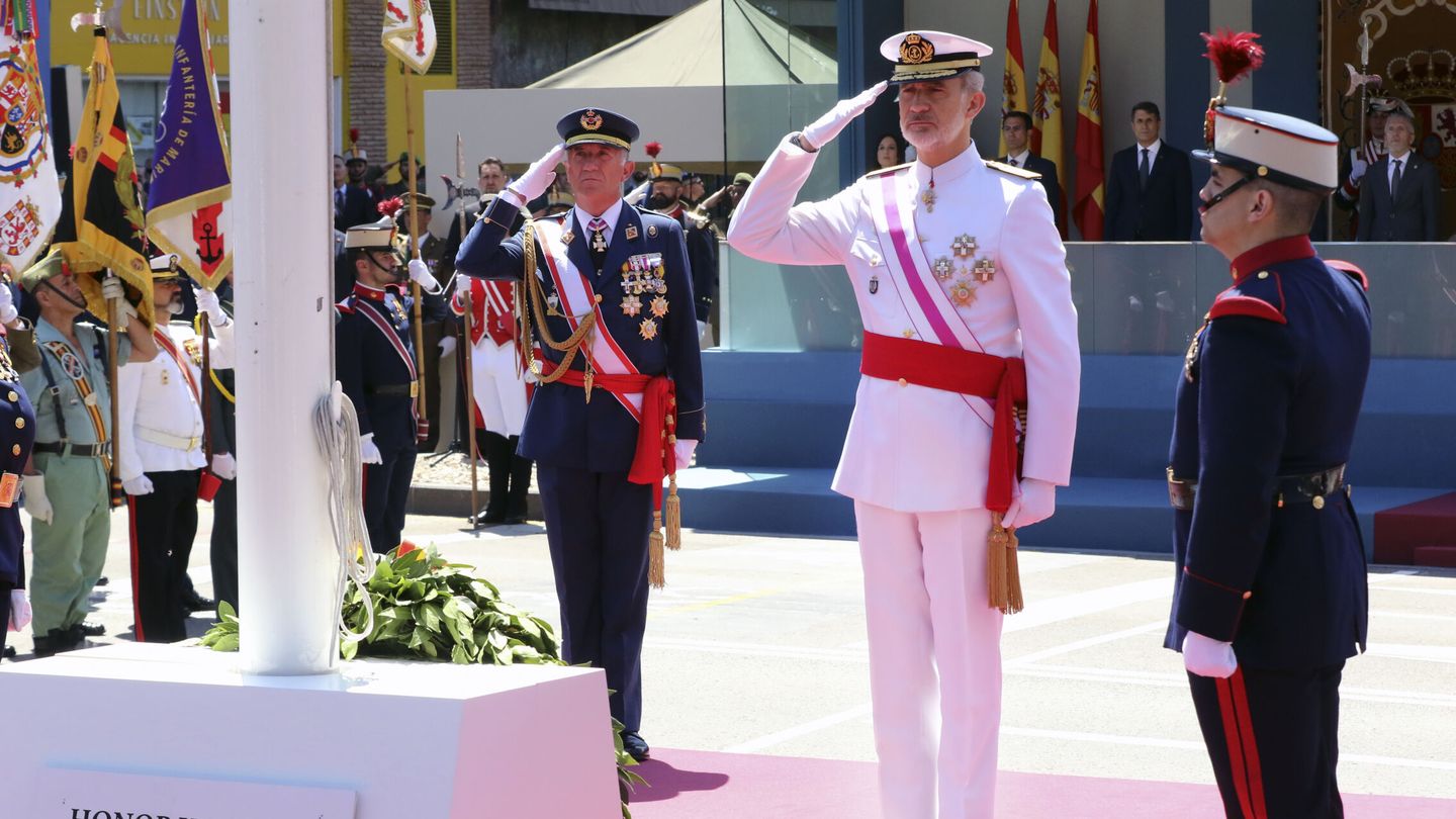 El rey Felipe VI, durante el homenaje a los caídos en el desfile del Día de las Fuerzas Armadas. (EFE)
