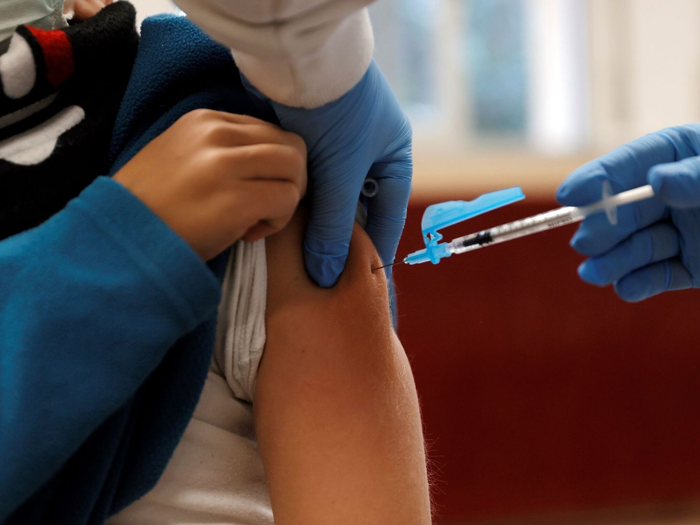 Personal sanitario vacuna a un menor de 12 años en Valencia. (EFE/Juan Carlos Cárdenas)