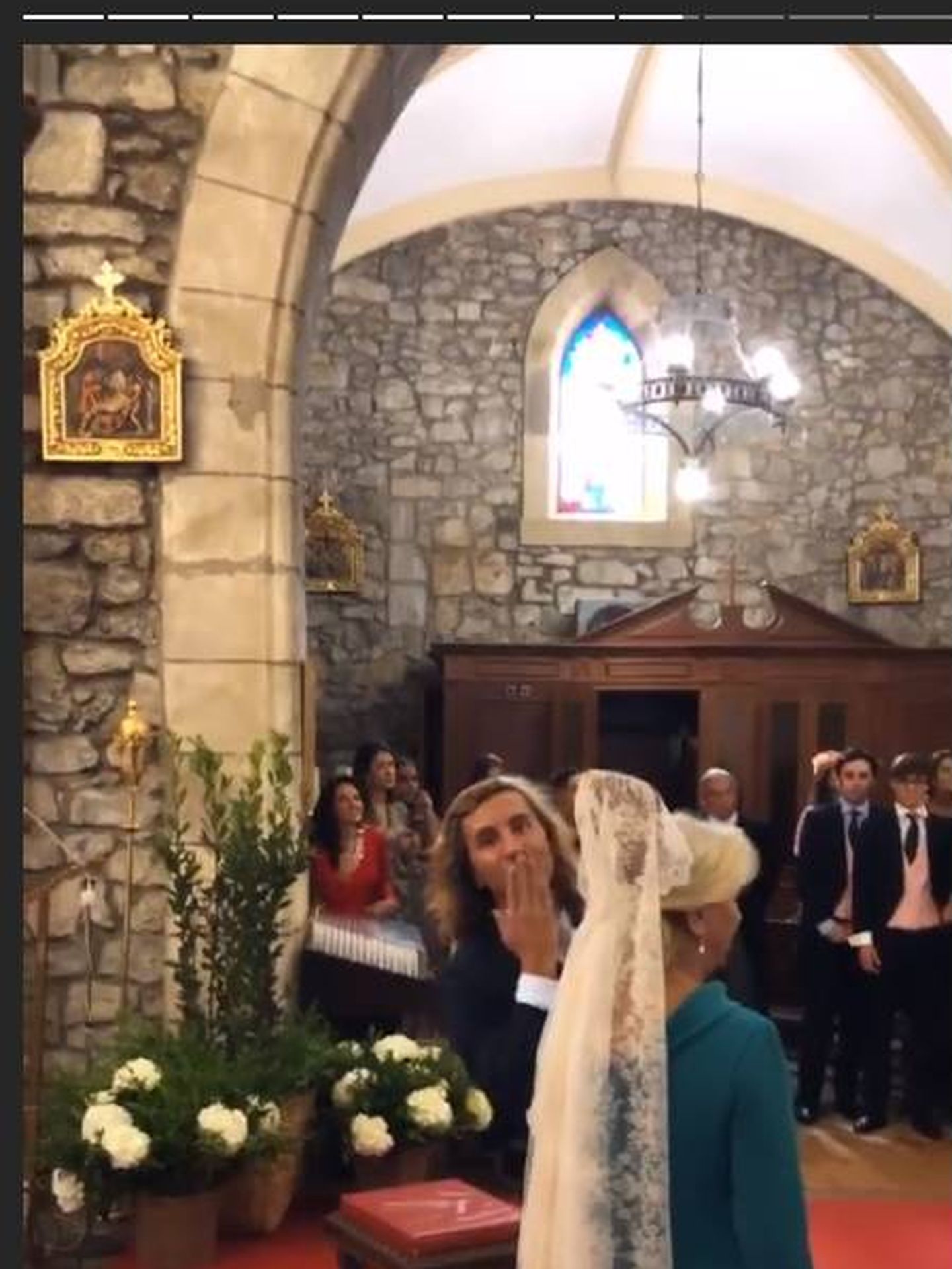 Luis Giménez espera a la novia en el altar. (IG)