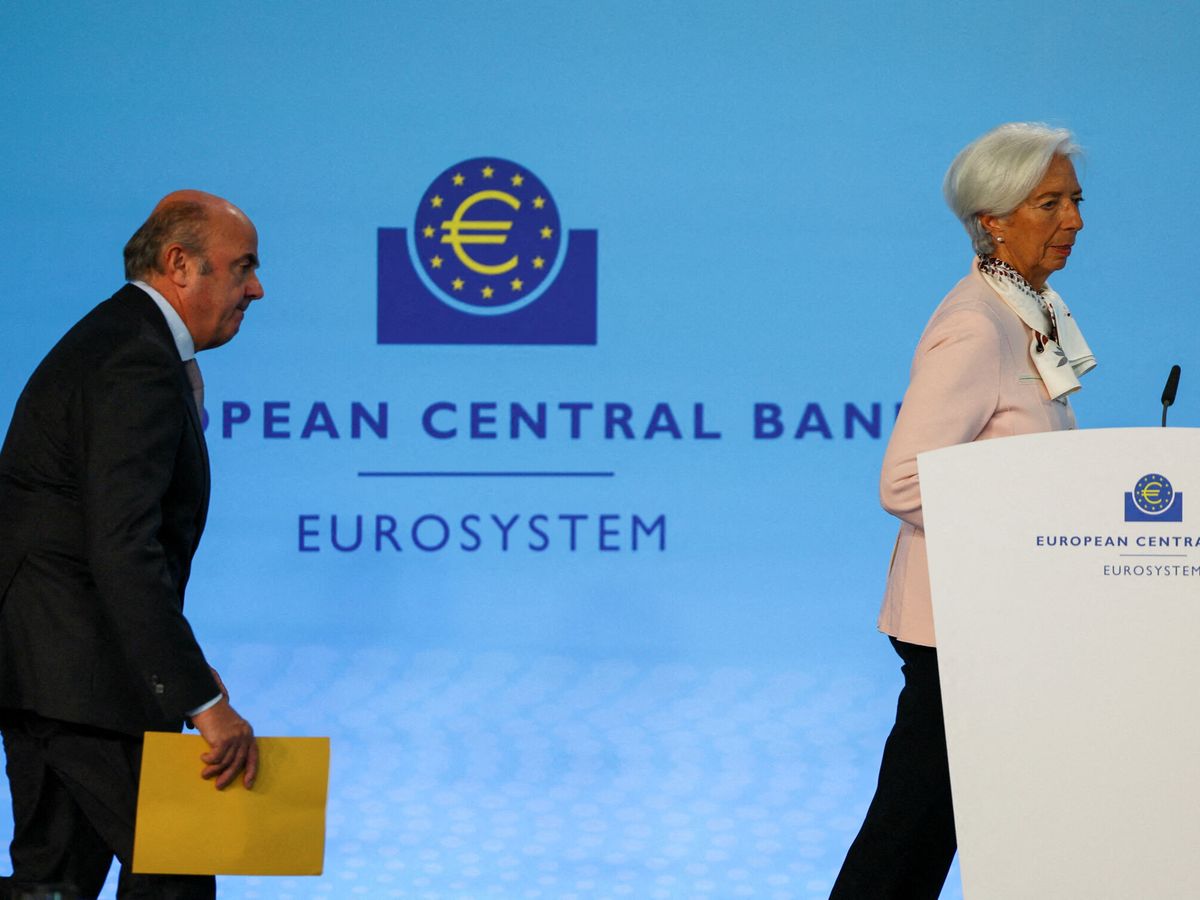 Foto: Luis de Guindos, vicepresidente del BCE, junto a la presidenta, Christine Lagarde. (Reuters/Wolfgang Rattay)