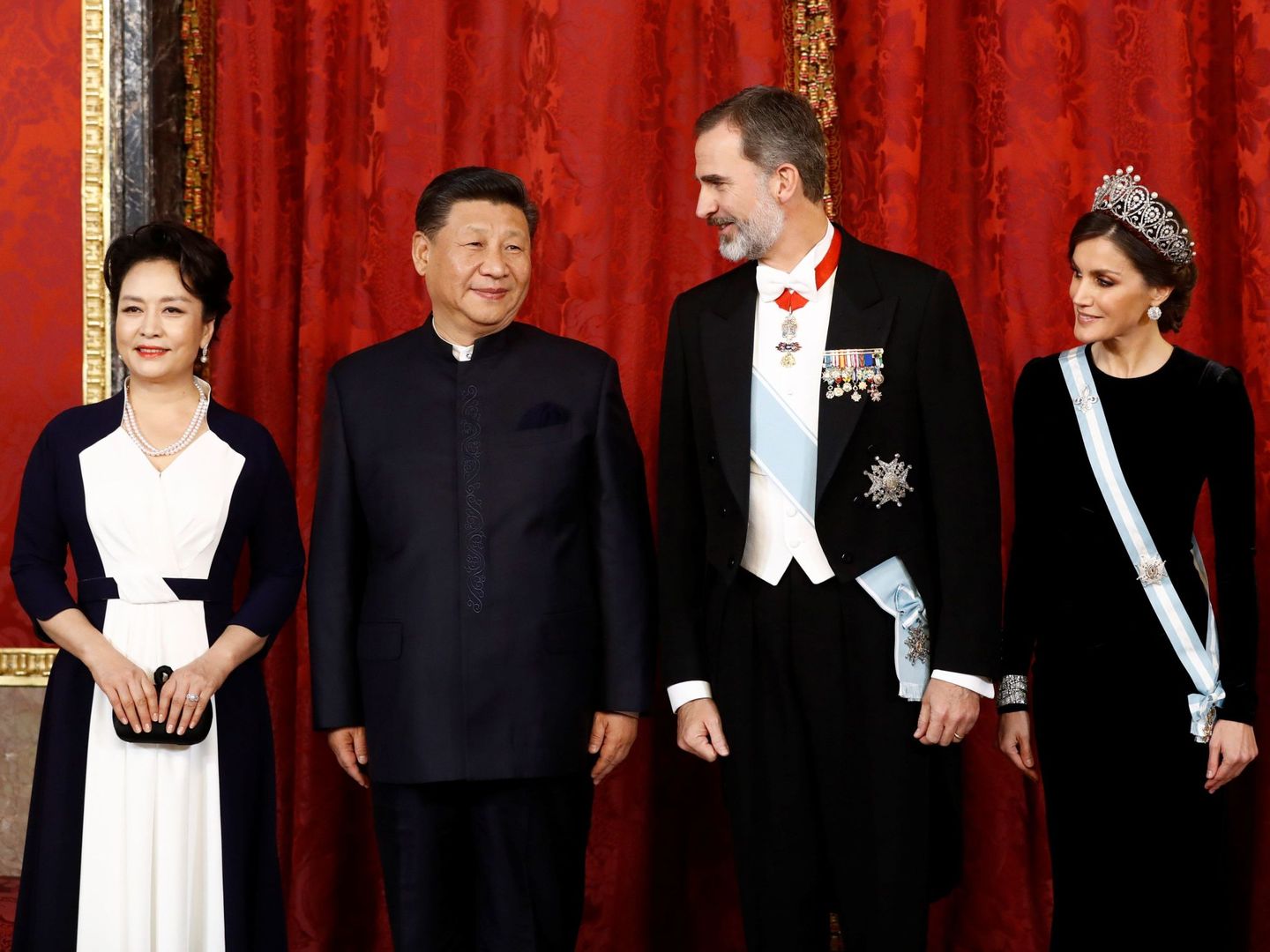 Los Reyes con el presidente chino, Xi Jinping, y su esposa, Peng Liyuan, el 28 de noviembre. (EFE)