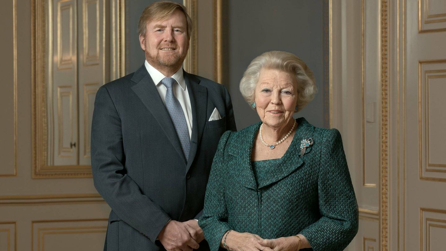 Beatriz, junto a su hijo el rey Guillermo Alejandro. (Casa Real de Holanda)