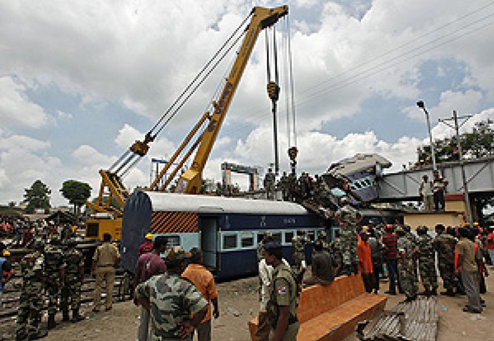 Foto: Al menos 49 muertos y 100 heridos al colisionar dos trenes en India