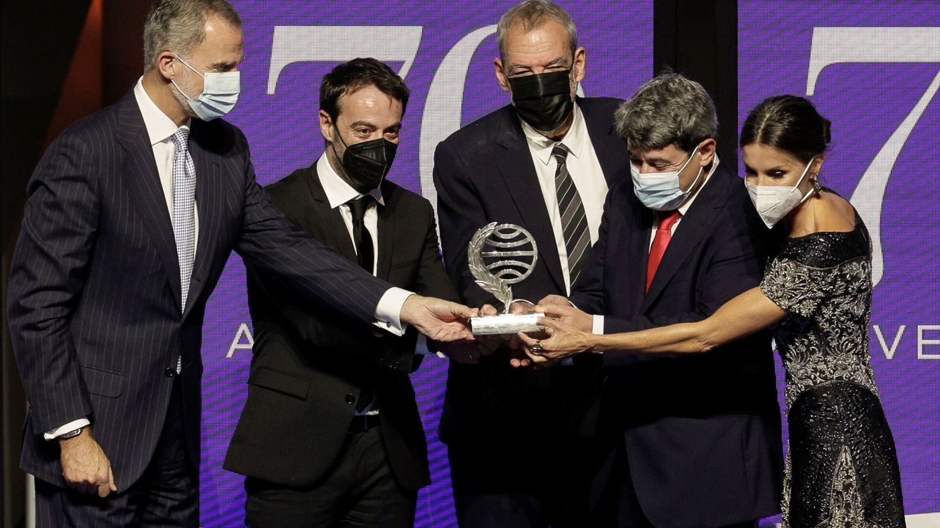 Carmen Mola, un colectivo fantasma de tres hombres, se lleva el millón de euros del Premio Planeta