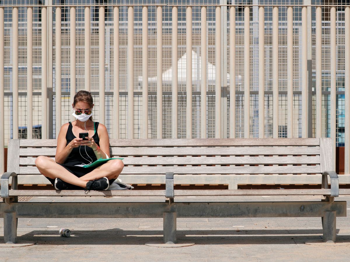 Foto: Una mujer sentada en un parque de la Barceloneta. (Reuters/Albert Gea)
