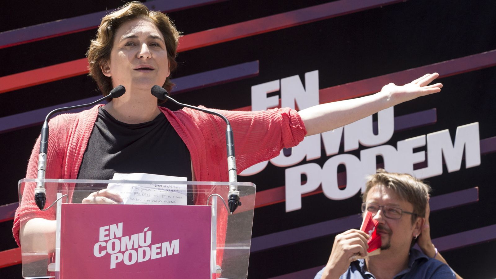 Foto: La alcaldesa de Barcelona, Ada Colau, junto al líder de En Comú Podem, Xavier Domènech, en un mitin de la pasada campaña electoral. (EFE)