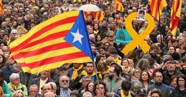 Foto: Decenas de personas salieron este domingo a las calles de Cataluña para pedir la libertad de Puigdemont. (Reuters)