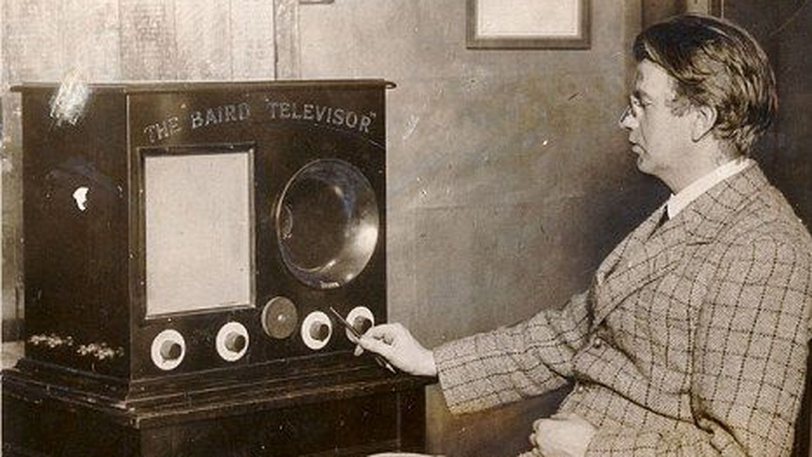 Foto: Baird, junto a su invento: la televisión mecánica (CC/Flickr/Paille)