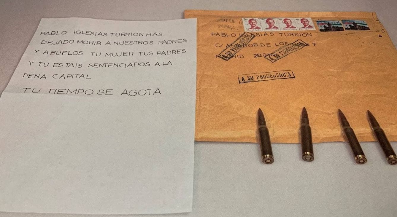 Carta con amenazas y las cuatro balas destinadas a Pablo Iglesias. (EFE) 