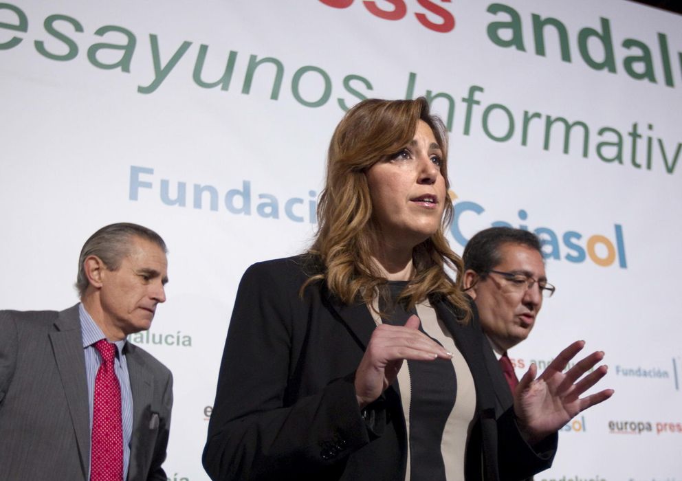 Foto: La presidenta de la Junta de Andalucía, Susana Díaz, junto al presidente de la Fundación Cajasol, Antonio Pulido (d). (EFE)
