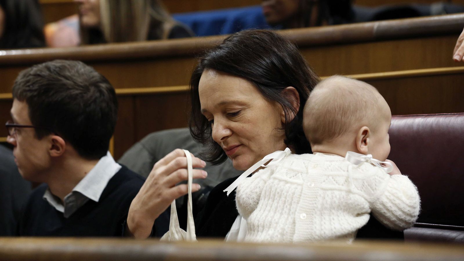 Foto: La diputada de Podemos Carolina Bescansa, con su bebé en su escaño del Congreso. (EFE)