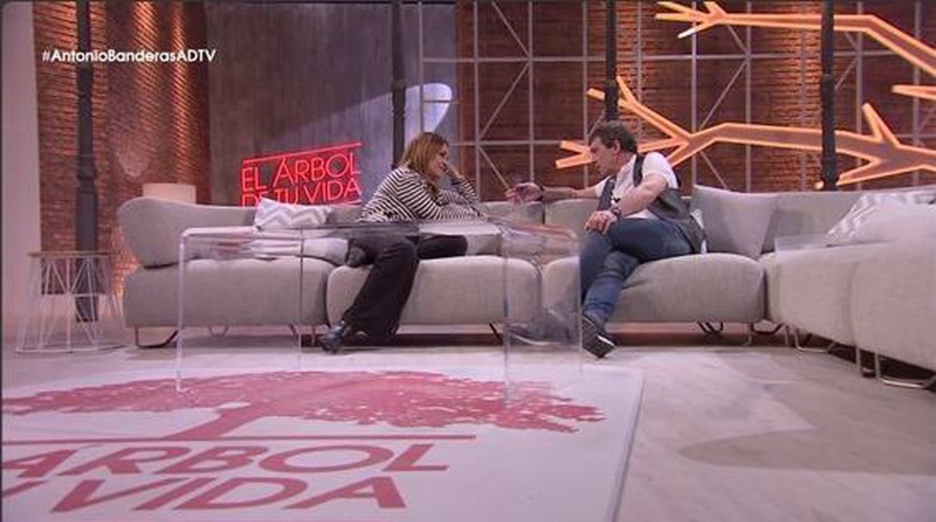 Toñi Moreno y Antonio Banderas, en el primer programa de 'El árbol de tu vida'. 