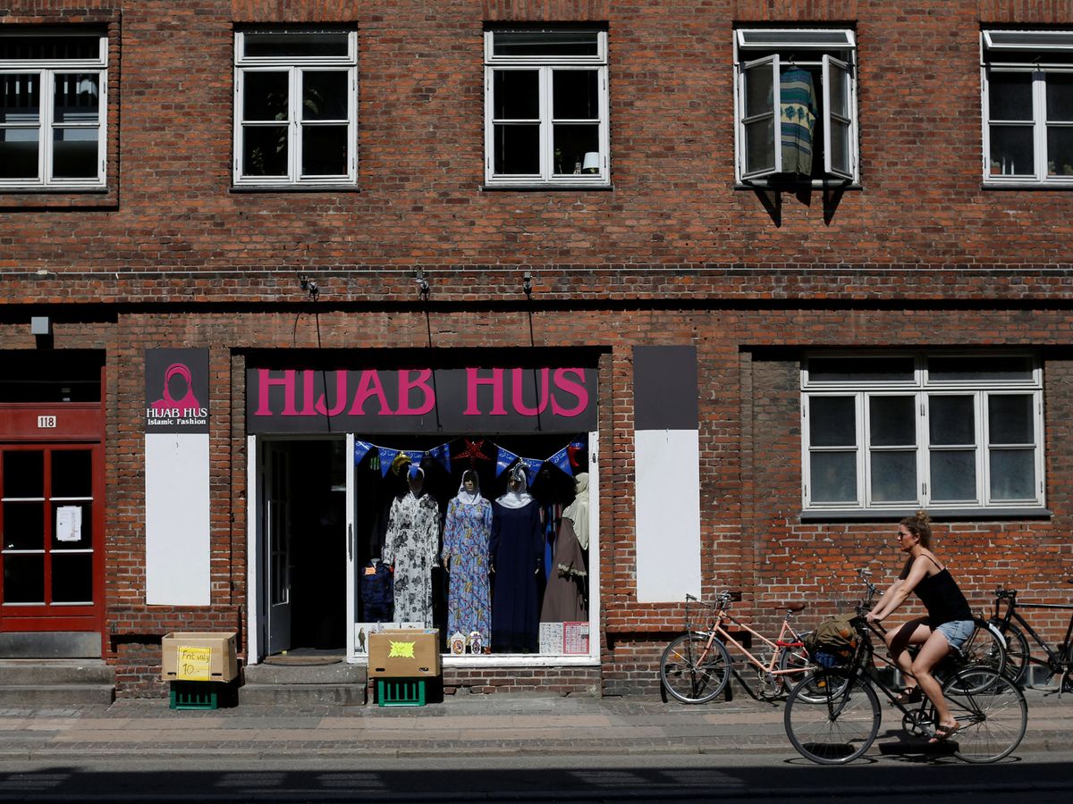 Foto: Una tienda de velos islámicos, en Mjølnerparken, uno de los barrios de la lista de guetos de Dinamarca. (Reuters)