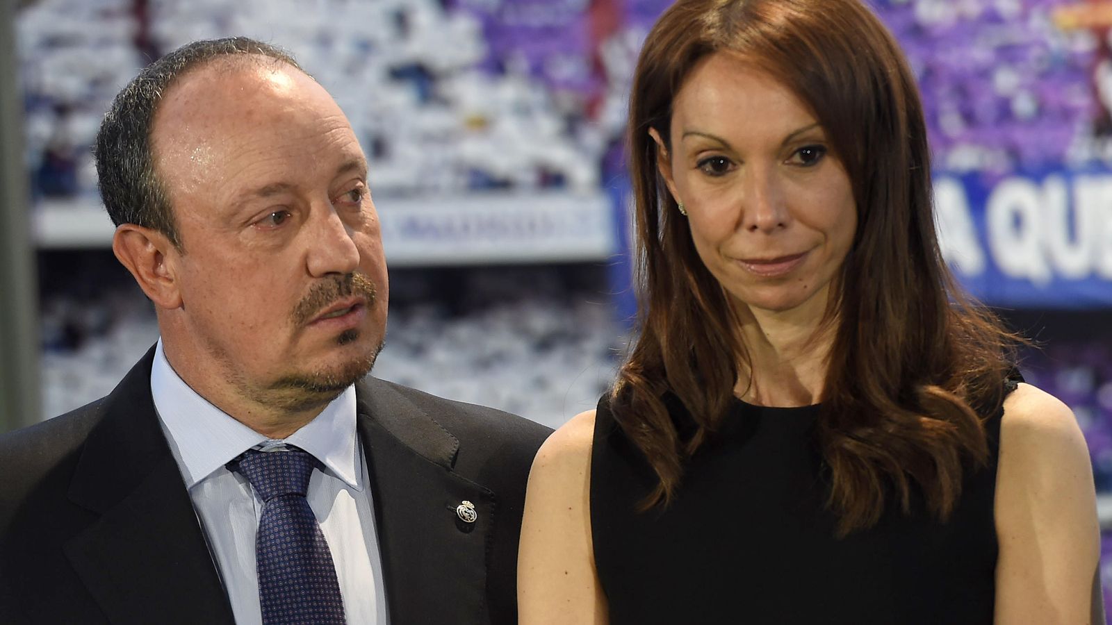 Foto: Rafa Benítez, con su mujer el día de su presentación como entrenador del Real Madrid (Gtres)