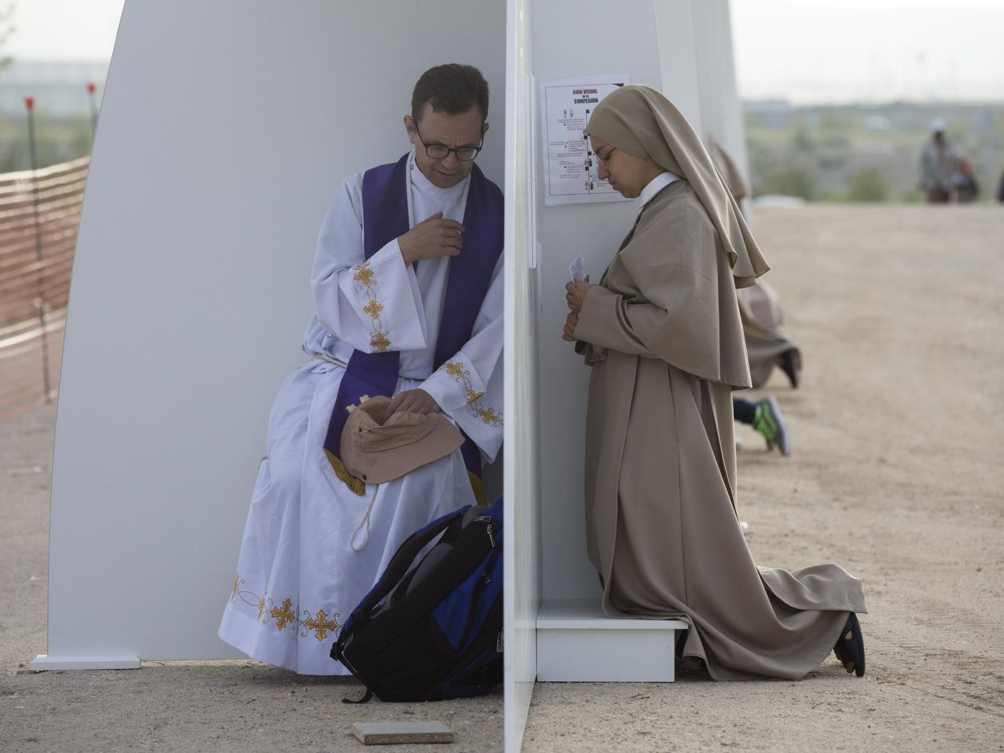 Una monja recibe confesión durante la ceremonia de beatificación de Álvaro del Portillo, sucesor de Escrivá de Balaguer, en Valdebebas en 2014. (AP)