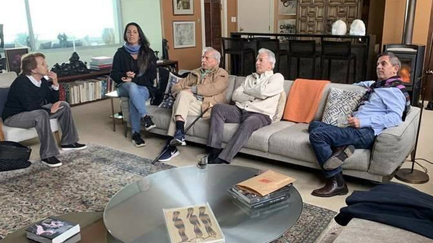 Mario Vargas Llosa y su exmujer Patricia,  con sus hijos en un reciente encuentro común. (Twitter/@alvarovargasll)