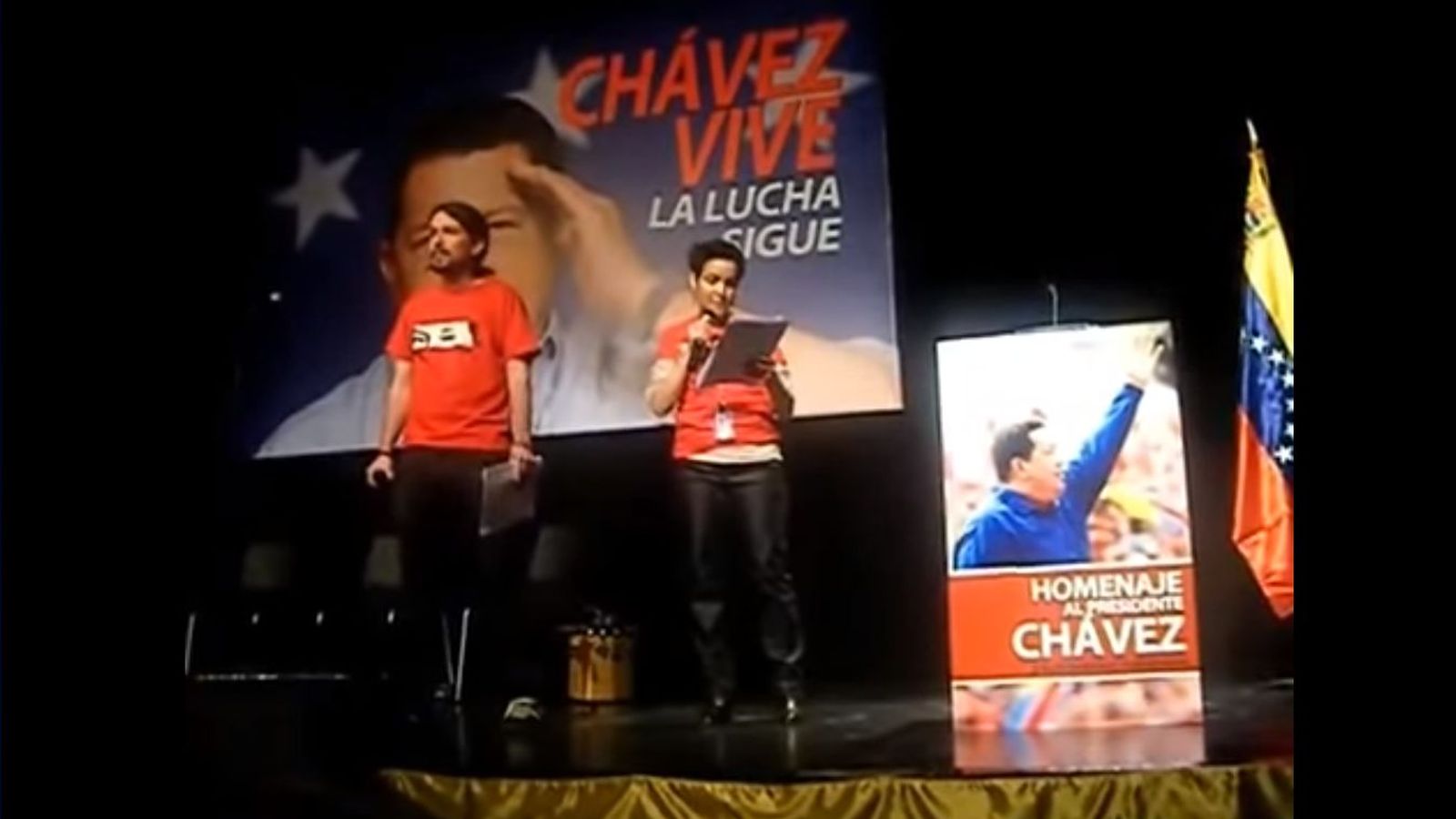 Foto: Captura de un homenaje a Chávez en la embajada venezolana en Madrid en el que participó Pablo Iglesias