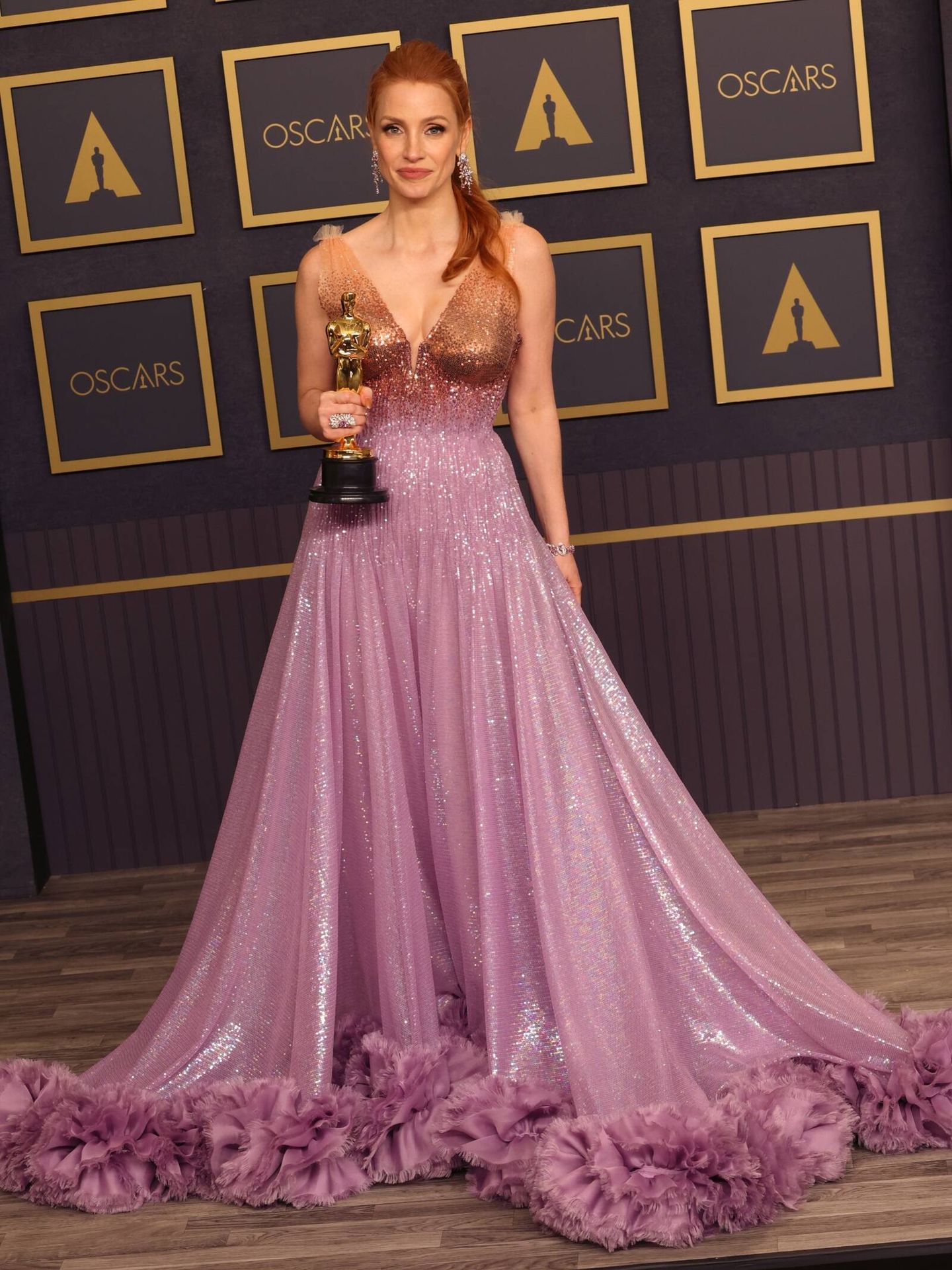 Jessica Chastain posa con su estatuilla dorada en los Premios Oscar de 2022. (Getty)