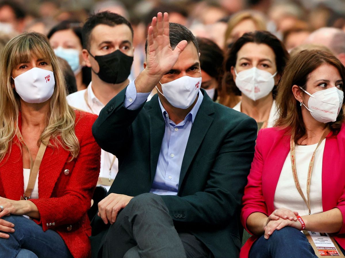 Foto:  El presidente del Gobierno y secretario general del PSOE, Pedro Sánchez, junto a su mujer, Begoña Gómez (i), y la vicesecretaria del partido, Adriana Lastra. (EFE)