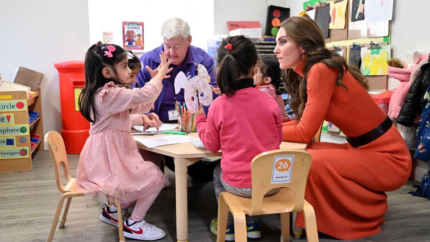Kate Middleton, jugando on los niños. (Reuters/Justin Tallis)