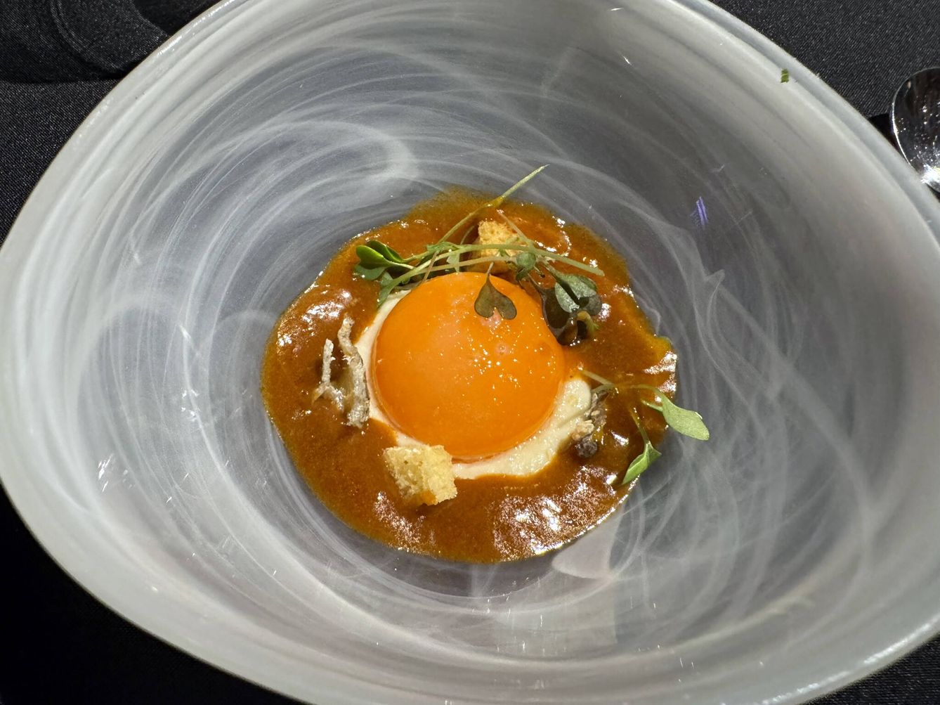 Sopa cremosa de bacalao con yema de huevo de corral a 63º. (Rafael Ansón)