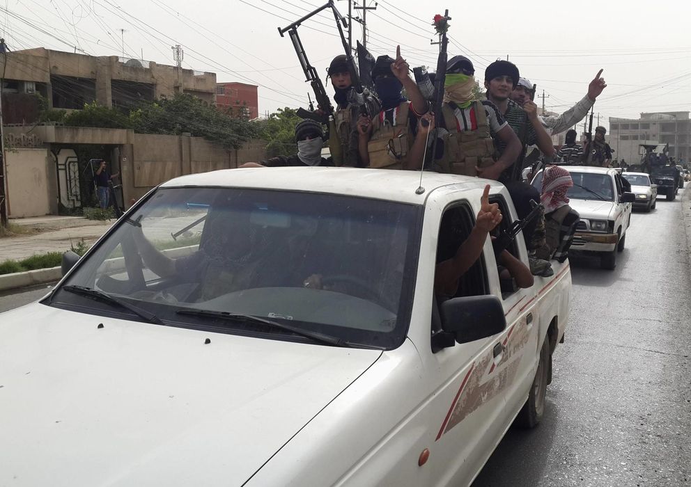 Foto: Milicianos del ISIS celebran la captura de vehículos del Ejército iraquí en Mosul (Reuters).